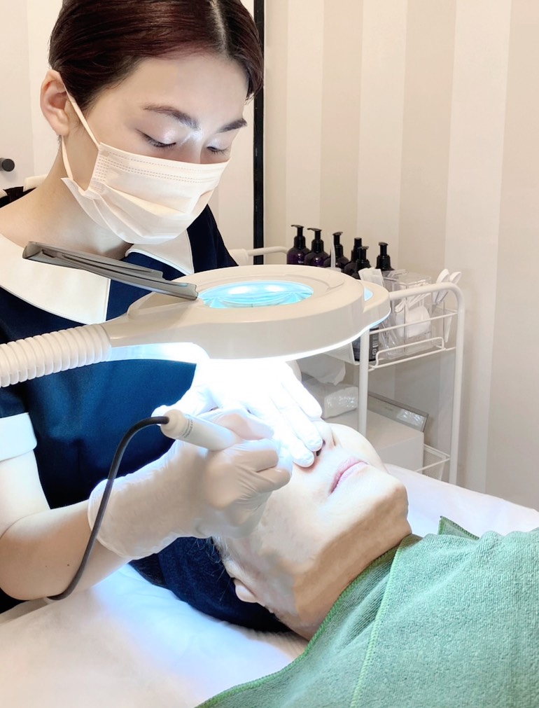 ハーブピーリング施術風景やお客様との写真