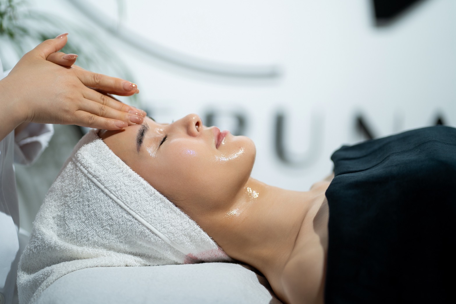 透明感のある素肌の女性